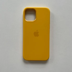 Magsafe Mobilskal iPhone 12 - Magsafe Mobilskal för iPhone 12 i härlig gul färg💛☀️Helt nytt, använt endast ett fåtal gånger. Gjord i silikon som skyddar mobilen om du tappar den. Köpt på Apple Store. Nypris 695kr.