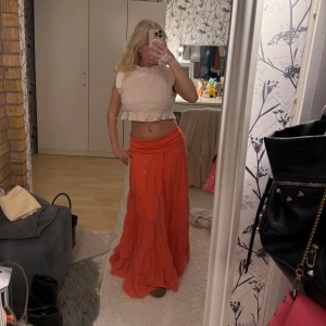 Långkjol - Använt denna vid några tillfällen. Super fint skick! 🤗 färger är som på sista bilden fast lite mer ljus. Alltså som en ljus korall aktig färg. På de första bilderna ser den orange ut vilket den ej är 💕