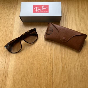 Ray-Ban Boyfriend - Tja säljer nu mina Ray-Ban boyfriends som tyvärr inte kommer till användning längre. Glasögonen är i jättebra skick och har inte använts så mycket. Enda defekten är på fodralet vid knappen där lädret börjat gå sönder lite men detta syns inte alls (kolla bilderna)… Glasögonen kommer även med original förpackningen! Hör av er för fler bilder!