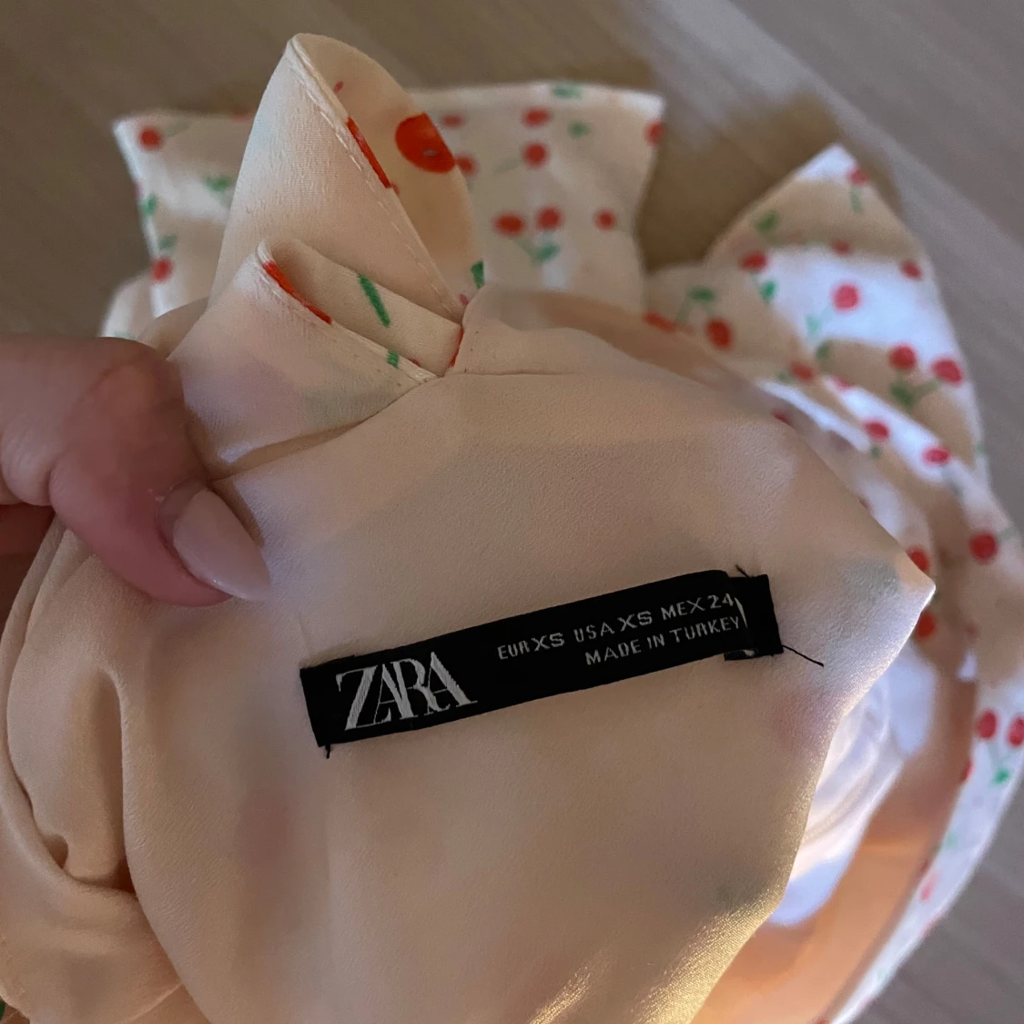 Vit kort klänning med körsbär från Zara - 3