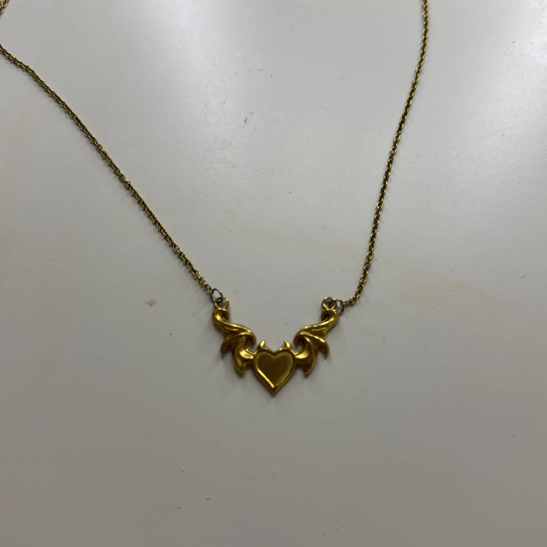 Guldigt halsband med hjärtdetalj - 1