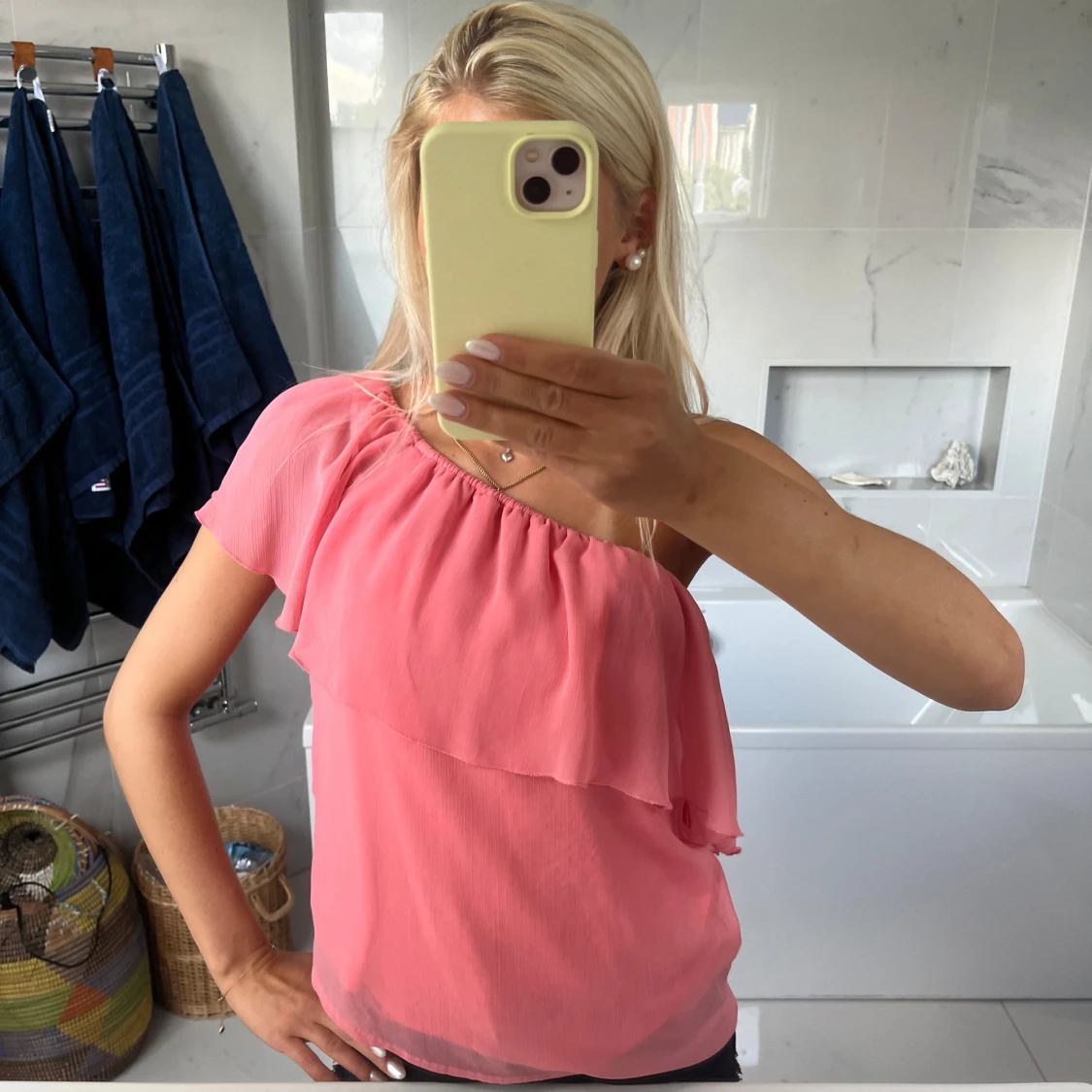 Rosa offshoulder blus med volang - 1