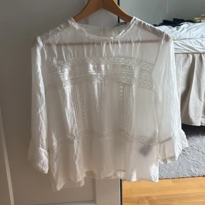 Vit blus - Super söt blus från Only. Oanvänd och kommer tyvärr inte till användning. Storlek S men passar även xs 