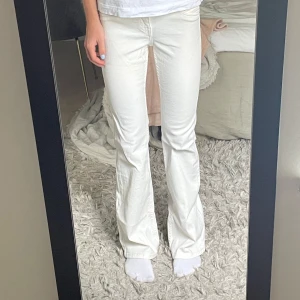 Vita low waist jeans - Jättefina low waist jeans från H&M med prislapp kvar