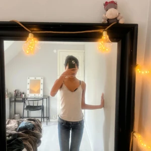 Lågmidjade blå bootcut jeans med fickor💗 - Jeansen är väl använda men i super fint skick. De är lågmidjade och bootcut. De passar mig som är 165. Vet inte vart de är ifrån eftersom att jag fick de i present och klippte av lappen💗 skriv gärna frågor💞