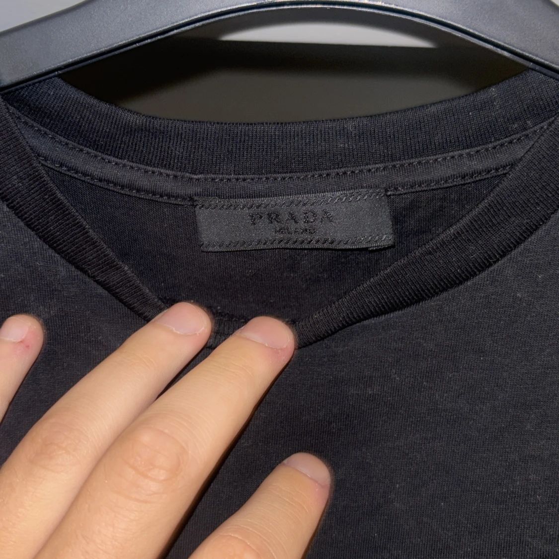 Svart t-shirt från Prada med tryck - 1