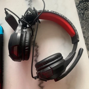 Helt ny spel headset  - Har knappt använts allt fungerar som det ska inget fel alls garanterat!! Priset kan diskuteras!!!
