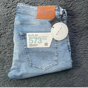 Replay jeans  - Helt nya Replay jeans! Börja följ för jag har över 100 par helt nya Replay jeans som kommer laddas upp!!!Tyvärr kan jag inte skicka bild när jag själv bär plagget då jag för det första ofta inte kan ha storlekarna jag säljer och för det andra skulle det bli alldeles för mycket jobb när jag säljer så mycket, så jag rekommenderar att man kikar måtten på sista bilden heller googlar på modellnamnet för att se passformen :) längd 106cm midja 44cm benvidd 17,5cm (2)