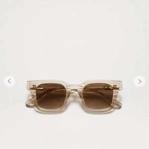 Chimi 04 beige  - Jättefina solglasögon från chimi, använd ett år gånger, säljer för dom inte längre kommer till användning, inga repor eller annat. Skriv vid frågor 🩷