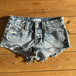 low wait shorts - lågmidjade shorts från pull&bear❤️ storlek 34, passar som xs, säljer eftersom dom blivit för små på mig
