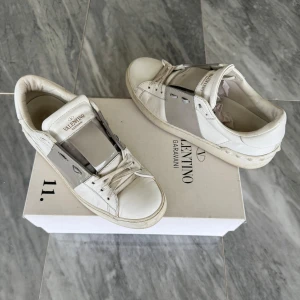 Valentino skor - Valentino Open - Skick: Fint skick - Tillbehör: Valentino kort - Nypris: 6000kr - TrendWardrobe