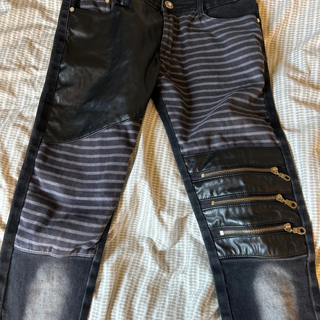 Svarta jeans med skinn och dragkedjor - 1