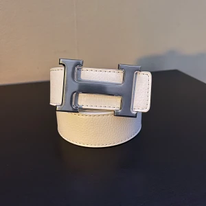 H bälte - Herm.es bälte för endast 220kr ingår ett armband, bara att fråga om ni har frågor.