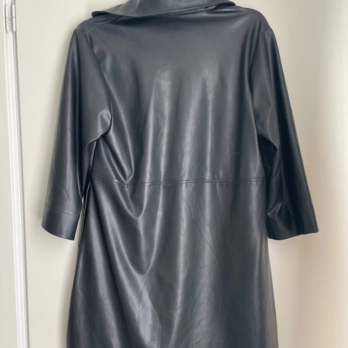 Svart klänning i skinnimitation – Strl S/M  - 2