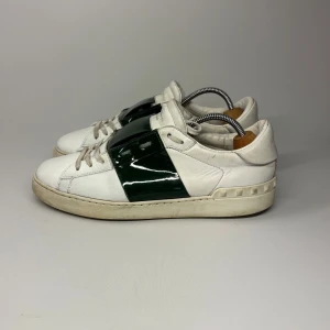 Valentino open grön glans. - Säljer mina valentino skor i storlek 40,5. Passar 41. Fint skick inga defekter. Dm vid intresse! Självklart äkta!