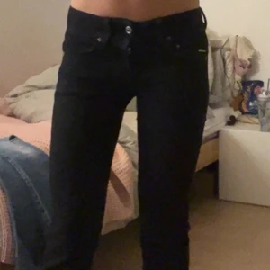 Svarta jeans från G-Star RAW, W25 L30 - Jättesnygga lågmidjade jeans ifrån g-drar i stl w25 l30