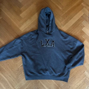 Mörkgrå hoodie från LXA The Label - Mörkgrå Hoodie från LXA The LABEL  Unisex Storlek XL passar M-L  Inga Flaws👕