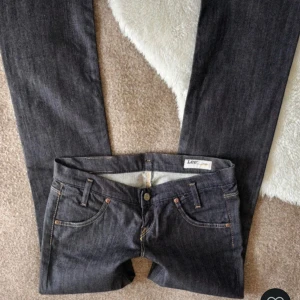 Mörkblå Lee jeans straight fit - Snygga mörkblå jeans från Lee med klassisk femficksdesign och raka ben. innebenslängd:75 cm. midjemått tvärs över: 40cm