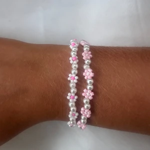 Armband  - Två handgjorda armband. Kan göras i alla färger, går även att köpa mat matchande fotlänk/halsband & ring. 50kr för båda eller 30kr/st🩷 10% av inkomsterna går till Cancerfonden!!🩷💙
