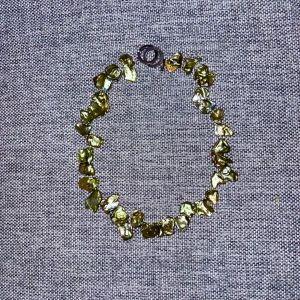 Halsband  - Halsband , infärgade snäckskal i grönmetallic.  Ytterst lite använt