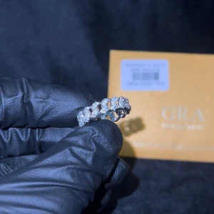 Iced Out  Äkta VVS Moissanite Ring - En helt ny och oanvänd pansarlänk ring iced out med äkta VVS-D Moissanite. Ringen är tillverkad i äkta 925 silver och har ett lager vitguldsplätering på, stämplad 10K för en exklusiv känsla och look! Kameran gör inte rätt för hur mycket ringen blänker i verkligheten! Storlek 17.5mm i innerdiameter. Ringen passerar diamanttestare! OBS: Asken på bild 4 medföljer ej.