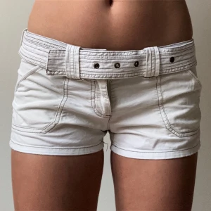 Lågmidjade jeansshorts  - Vita lågmidjade jeansshorts med ett bälte. Midjemått 37cm. Postar snabbt!💓