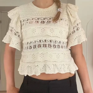 Vit spetsig blus med volang från Zara - Superfin vit blus med virkade spetsdetaljer och volanger. Perfekt nu till sommaren, men även till hösten😍 nypris ca 349kr💝