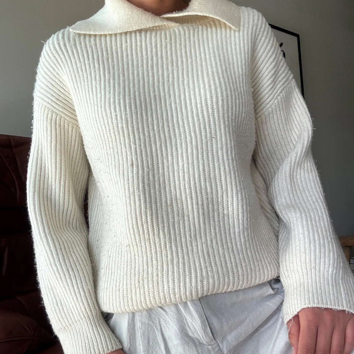 Vit ribbstickad tröja med krage - 1