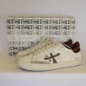 Premiata sneakers  - PREMIATA SNEAKERS  Storlek : 41  Passform : Normal  Användning : Skorna är i ett fint skick utan tydliga defekter (sliten look)  Nypris : Cirka 3000SEK