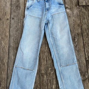 Carhartt Double Knee jeans ljusblå 26/32 - Säljer min kollektion av carhartt jeans. Använder inte länge eftersom de är för små i midjan. Har en färgfläck på det högra benet, se min profil för andra färger. 