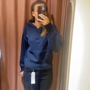 Stickad tröja gina - Har använt den ca 2 gånger och den är i jättebra skick! Storlek 164 men passar Xs o S! Nypris 249