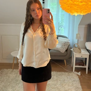 Classy minikjol i svart, bomull från Mango - Snygg och classy svart minikjol i en härlig, lite strukturerad tygkvalitet. Material bomull och från Mango. Perfekt för både vardags och fest – klä upp den med en blus eller ner med en t-shirt. En klassiker i garderoben som är enkel att styla! Använd endast ett fåtal gånger, i jättefint skick.💗  #svartkjol #minikjol #klassisk #mångsidig #stilren #basplagg #festkläder #vardagslook #elegant #secondhand #mode #fashion #vintedfynd #plickfynd #skirt #blackskirt #timeless #musthave #ootd