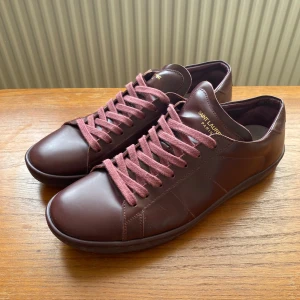 YSL sl-01 skor - vinröda Skor från ysl yves saint Laurent i modellen sl-01. I väldigt bra skick knappt använda. Enda grejen är att innersulorna är utbytta och originalen är borta. Men om det inte spelar någon roll är det ett kap 🤷‍♂️.