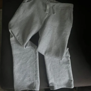 Grå Russemerch byxor  - Russemerch byxor i storlek S använda typ 3 gånger så dom är i jättebra skick i stort sett nya skriv om ni har några frågor 💕pris kan diskuteras