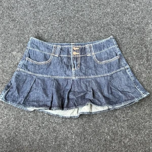 Lowrise Jeanskjol - Supersöt jeanskjol från Hollister med inbyggda shorts💓 Den är i bra skick och inte stretchig, ca 39cm rakt över midjan😇 