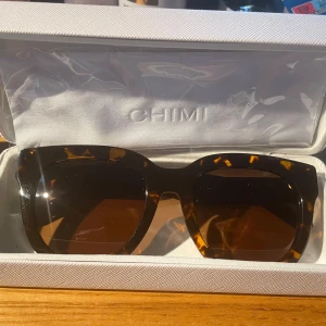 Don Donna solglasögon  - Bruna/Svarta Sköldpaddsmönstrade lite större modell fr Don Donna. De är använda ngra ggr och har ett litet skönhetsfel (se inringad prick) syns knappt men jag vill vara noga med min beskrivning. För övrigt inget att anmärka på.   Kommer i nytt Chimi fodral inkl putsduk.   Alla Don Donnas solglasögon är CE-märkta och har UV400-skyddade och Cat.3 linser.  Polariserade linser är både bättre och bekvämare för ögonen, återger klarare färger och starkare kontraster samt hindrar bländande reflexer.