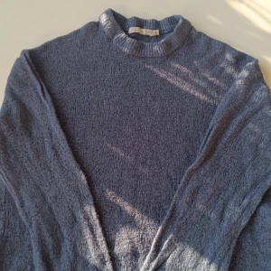 Blå stickad tröja & utsvängda svarta byxor - Mysig blå stickad tröja från lager 157 i st. S med lång ärm. Tröjan har en avslappnad passform och är perfekt för både kyliga dagar och blåsigt väder. Materialet är mjukt och ger en skön känsla. Enkel att matcha med jeans eller kjol. Svarta byxorna är från Lindex i st 170 kids, passar mig som brukar ha st 34 och är 154 cm. 70 kr för tröjan och 50 kr för byxorna. 