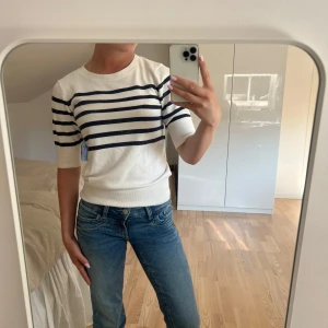 Finstickad T-shirt - Supersöt randig tröja med rund hals, korta ärmar och väldigt bekväm💗 