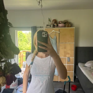 Tshirt - Snygg tshirt från juicy couture, den är väldigt sliten men tänker att någon kanske vill göra något med den? Kommer slänga den om den inte säljs annars