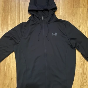 Under Armour Zip Hoodie - Storlek XL Mycket bra skick✅ Denna modell slutsåld överallt 