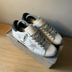 Golden Goose - Säljer ett par Golden Goose i storlek 42 då dom inte passar. Skorna är helt nya, endast testade, skick 10/10🙌Box och dustbag medföljer vid köp, skickar inom 24h❗️Skriv för mer info och funderingar!