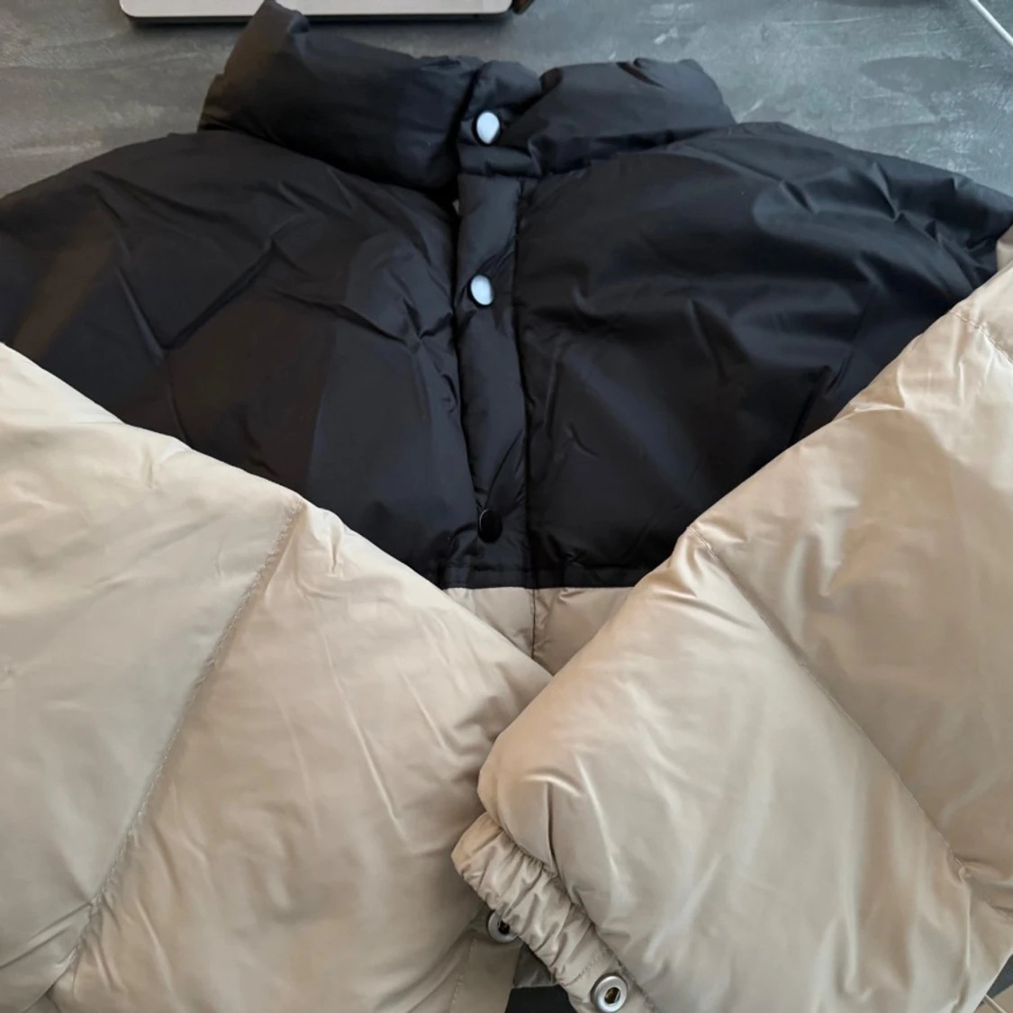 Beige och svart oversized croppad pufferjacka i dunn  - 1