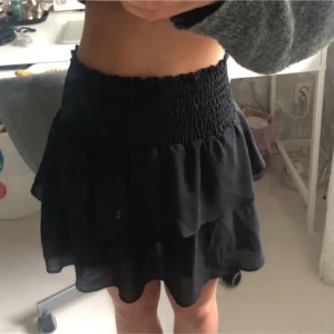 Minikjol - Säljer en svart volangkjol från Zalando🖤 Märke: Chelsea. Strl. XS. Sparsamt använd! Användes senast sommaren 2022 och har de senaste åren bara legat i garderoben. PS säljer en likadan fast i vit!!🤍| FRI FRAKT mellan den 13-14 JULI🌟