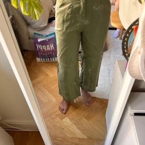 Gröna linnebyxor  - Snygga olivgröna linnebyxor från P&P Linen i storlek M. Byxorna har hög midja, raka ben och avslappnad passform. Fickor fram och passar mig som är 163 cm. Aldrig använda enbart provade