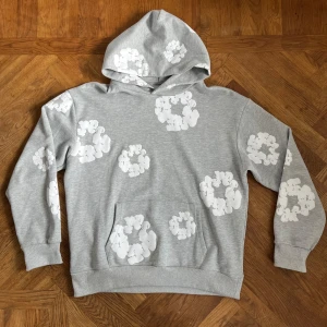 Denim Tears Hoodie - Mycket bra skick, 9/10, storlek L men sitter som en M/L. Hör av dig vid fler frågor!