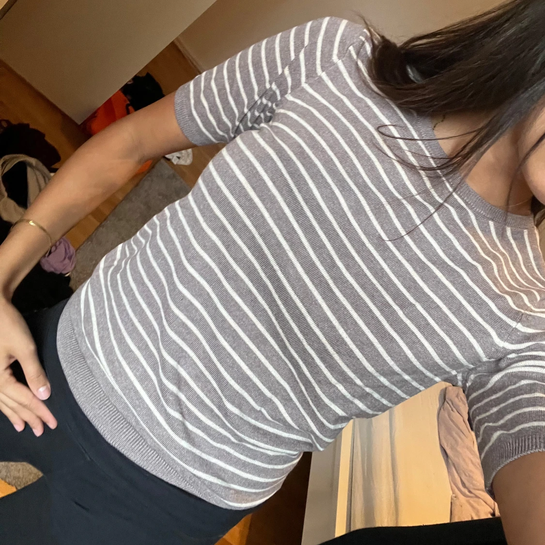 Gråvit randig kortärmad tröja - 1