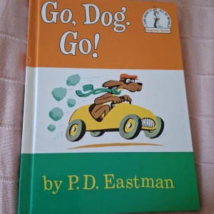 Go, Dog. Go! - En färgglad och lekfull bok med illustrationer av hundar som kör bilar. Perfekt för unga läsare som gillar roliga äventyr och lättlästa berättelser. Passar dig som vill ha en charmig och underhållande bok i bokhyllan.