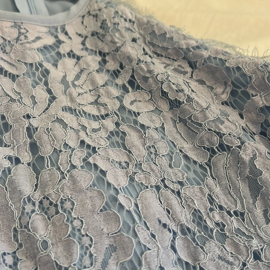 Ljusblå spetsklänning från NLY Trend - 1