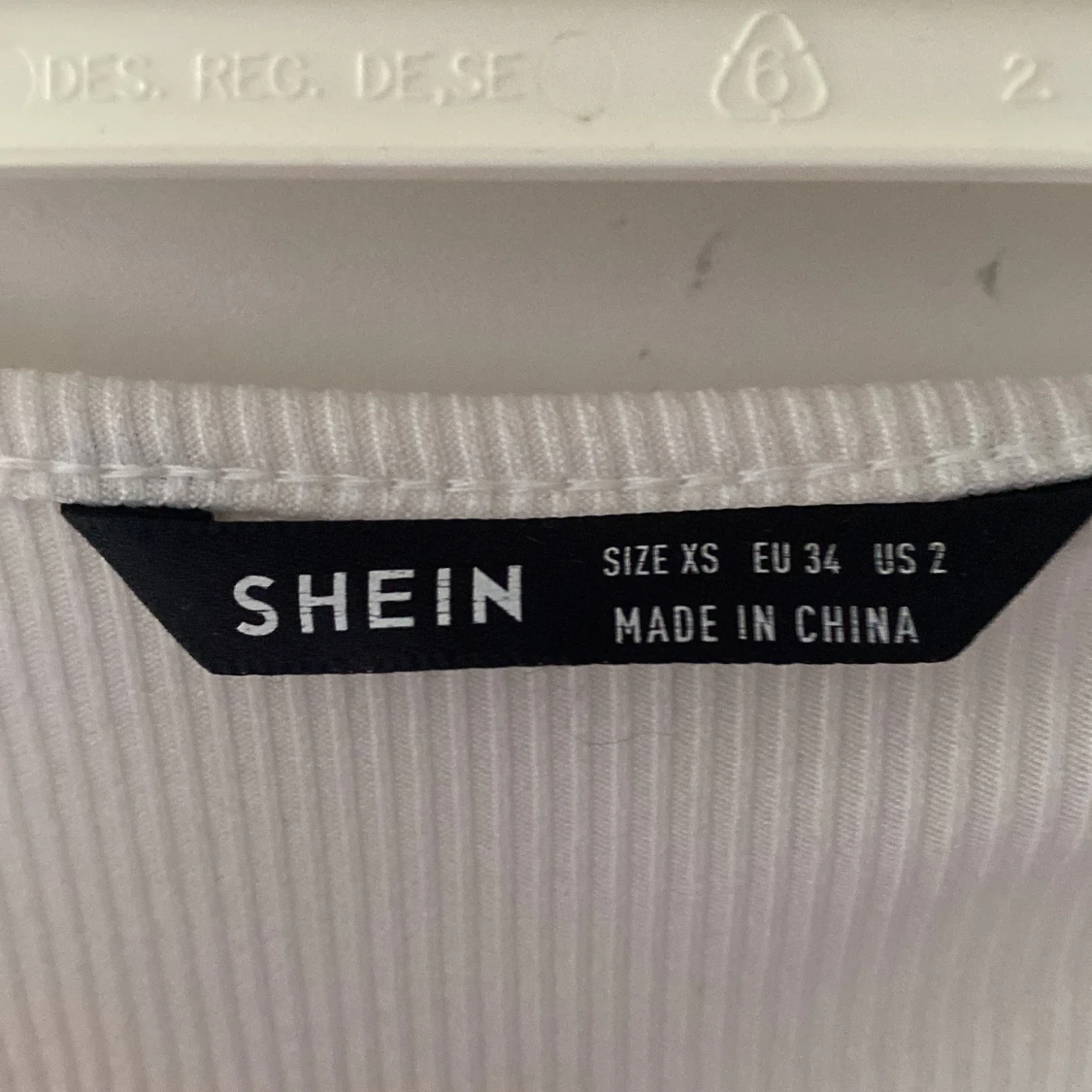 Vit ribbad omlottopp från SHEIN - 1
