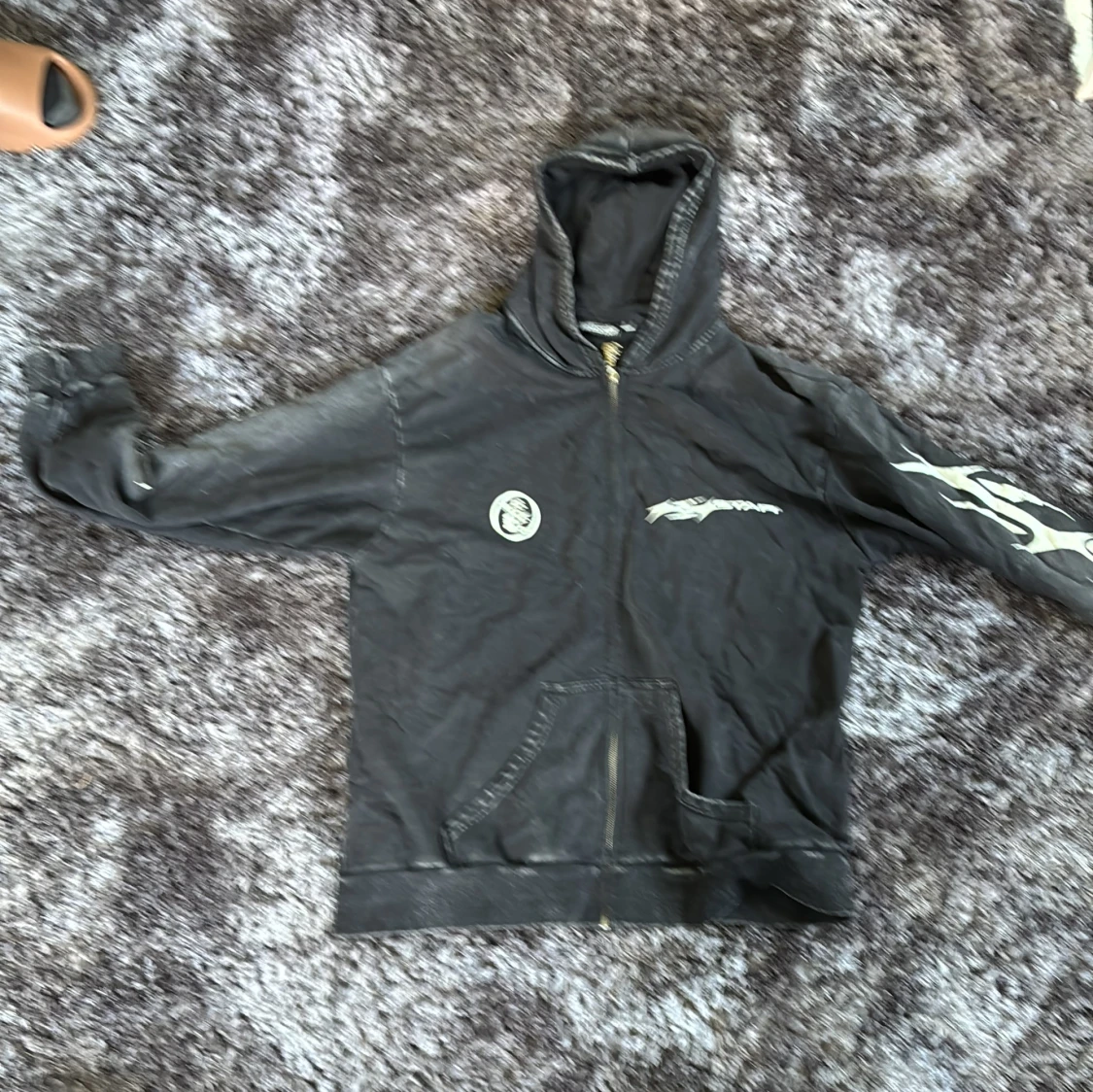 Svart Hellstar hoodie med flames